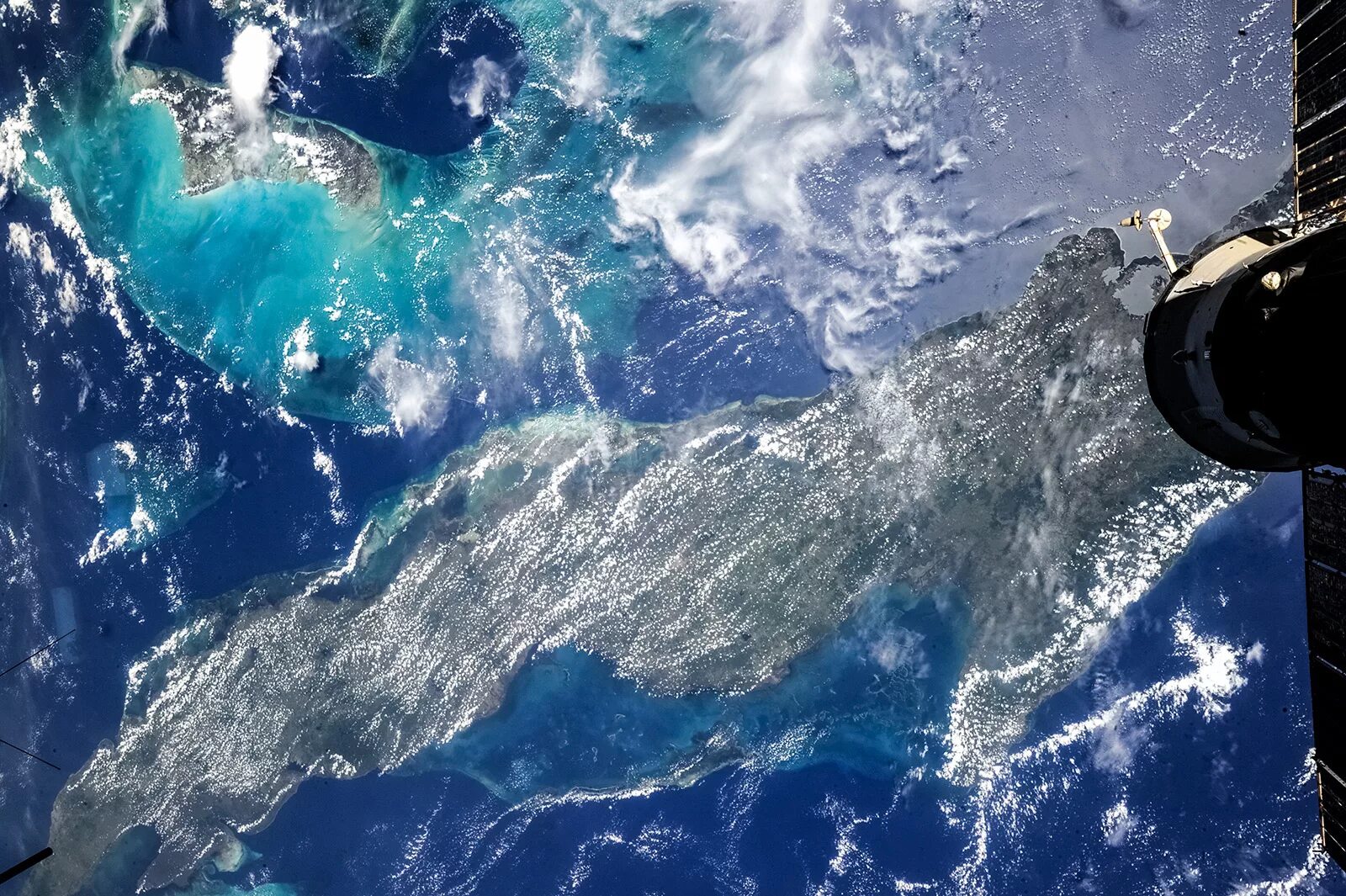 Снимки из космоса в реальном времени высокого. Снимки из космоса. Снимки земли из космоса. Космический снимок. Океан и космос.