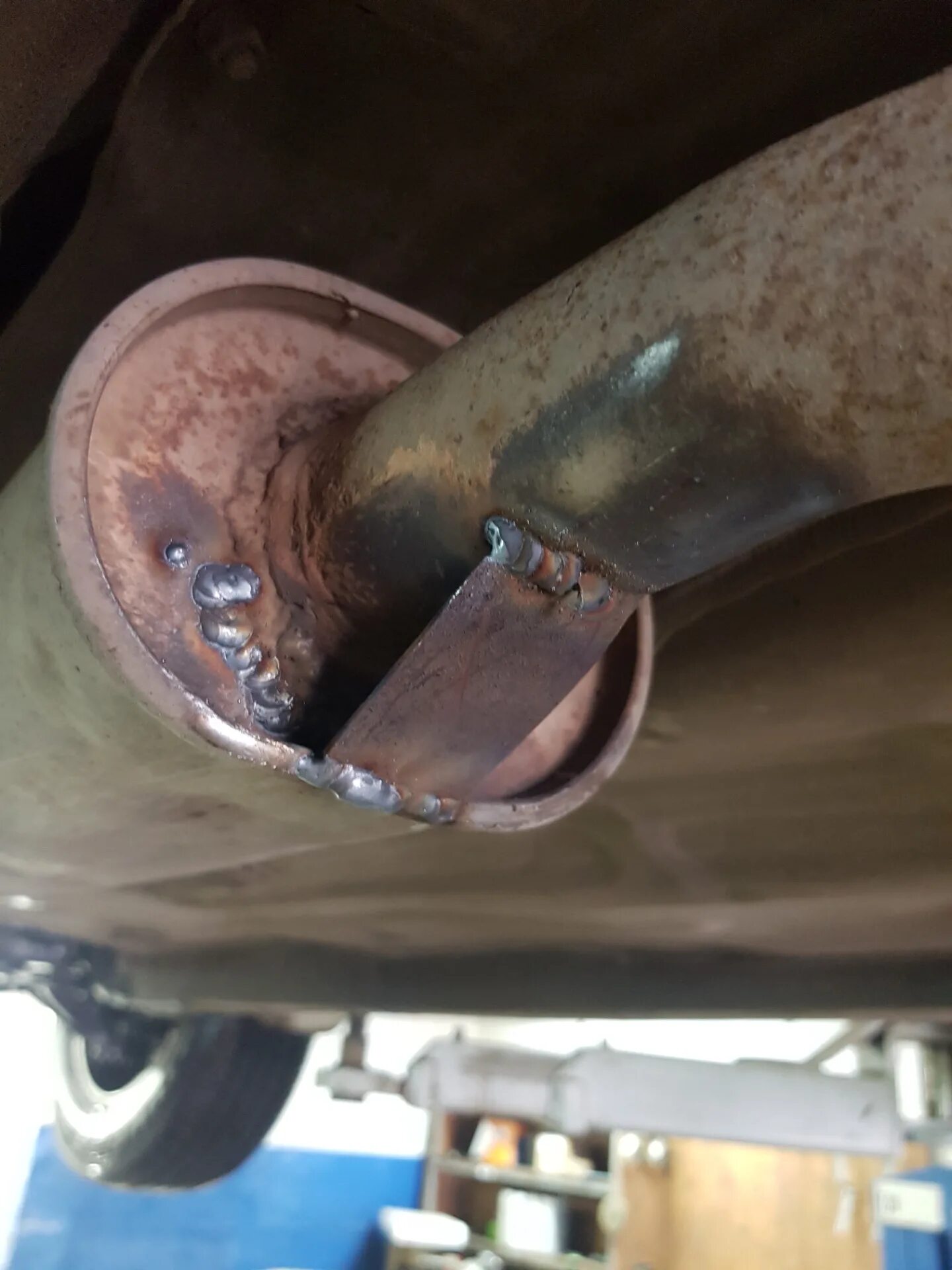 Заварили глушитель и поменяли резинки - Mazda 6 (1G) GG, 2,3 л, 2007 года своими