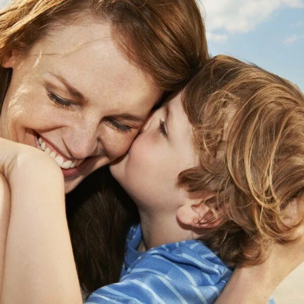 Пример любви матери к ребенку. Любовь матери. Любовь мамы к ребенку. Мужчина обнимает маму. Любовь матери к сыну.