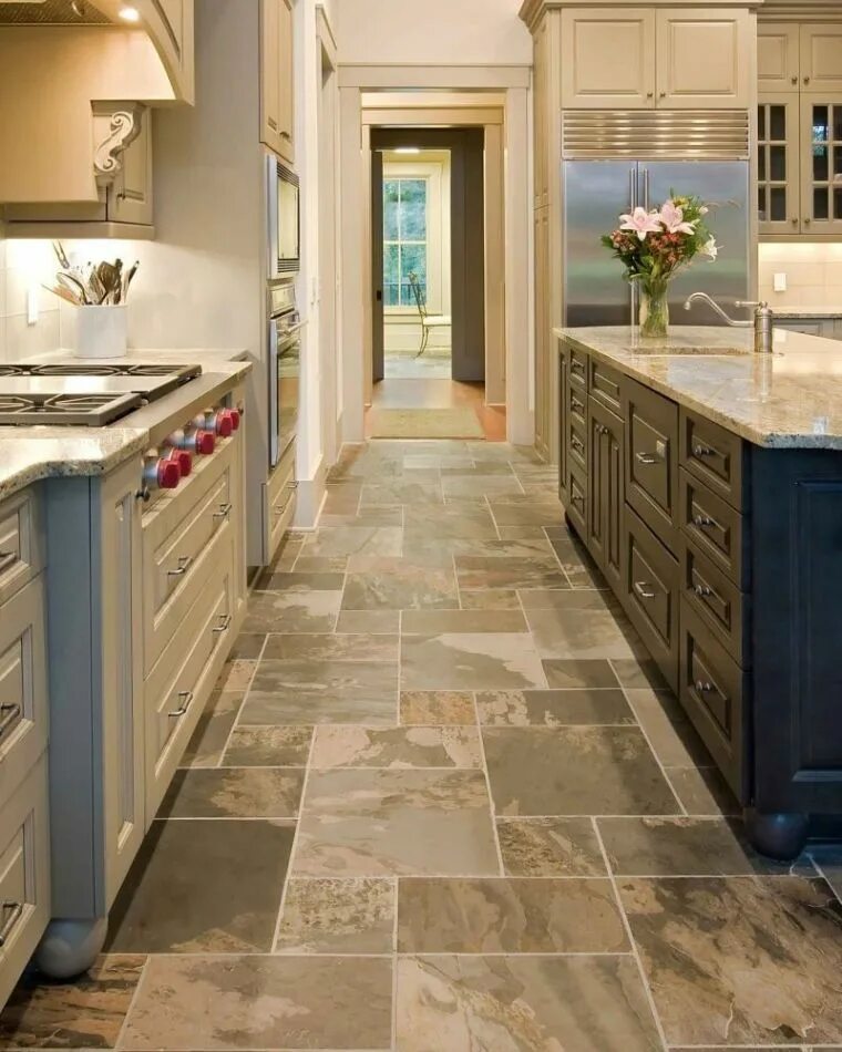 Какую плитку положить на кухне. Напольный кафель для кухни. Пол на кухне плиткой по диагонали. Коричневая плитка на кухне. Какую плитку положить на кухне.