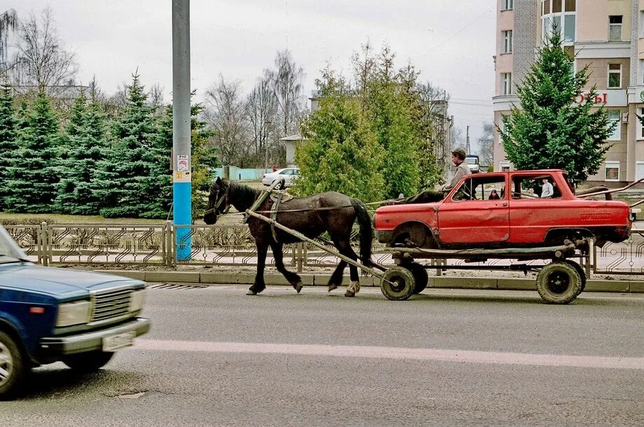 Конь какая машина. Автомобиль запряженный лошадью. Телега из авто. Повозка машина.