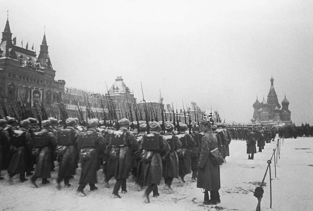 Чем известен 1941 год. Парад на красной площади 7 ноября 1941 года. ВОВ 1941 битва за Москву парад. Битва за Москвой 7 ноября 1941 г.. Парад на красной площади 1941 битва за Москву.