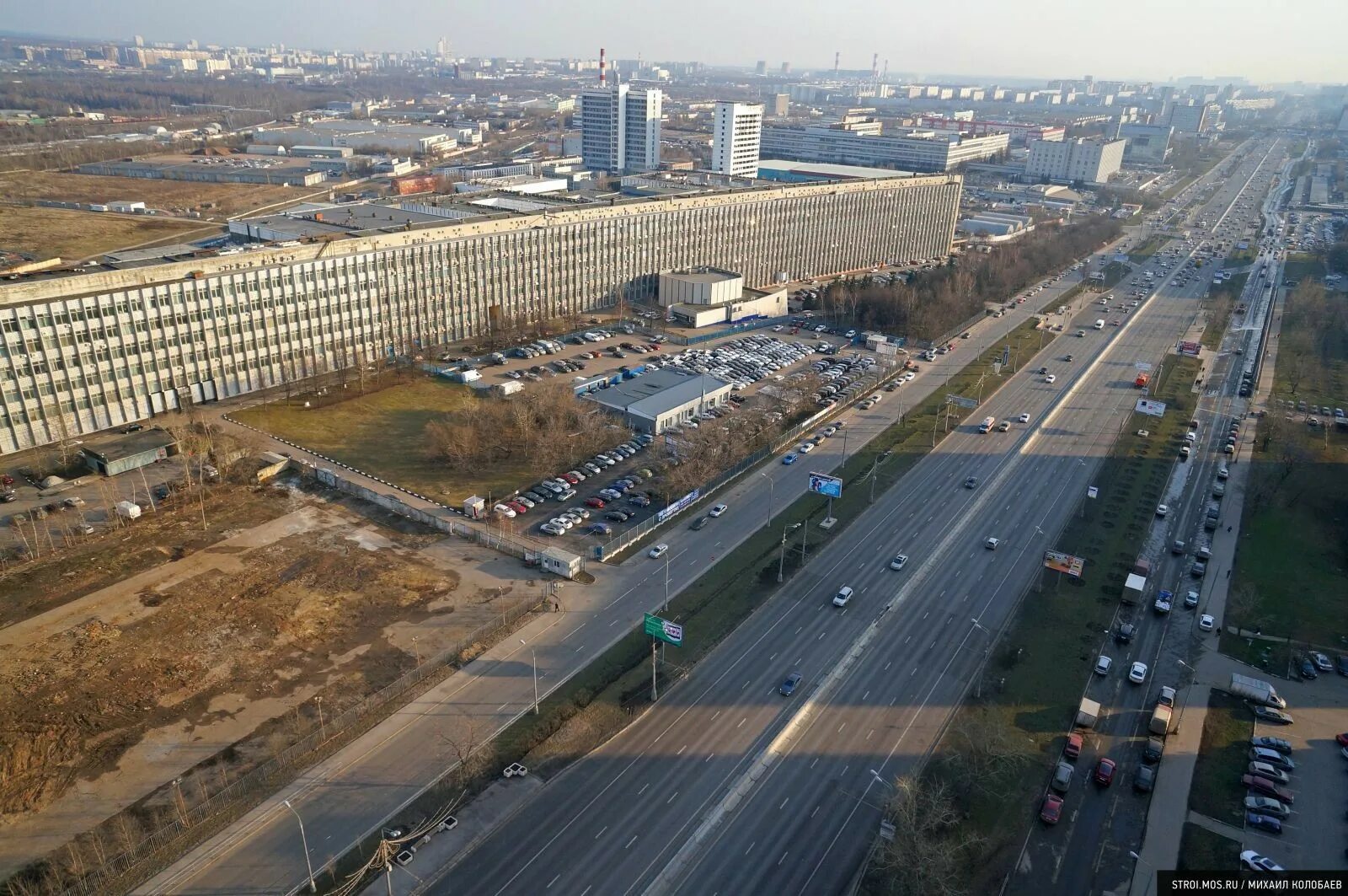 Самый большой дом в длину. Лежачий небоскреб в москве на варшавке. ницэвт на варшавском шоссе. ницэвт варшавское шоссе 125. самый длинный дом варшавское шоссе 125.