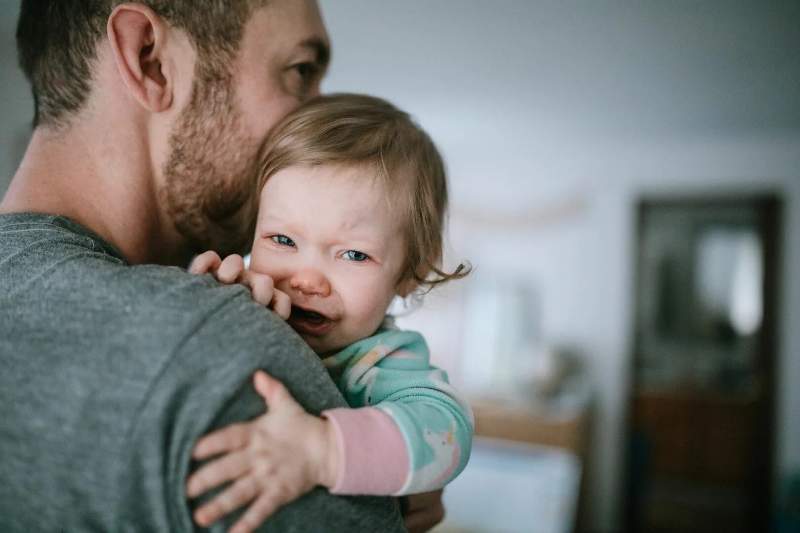 Родители заботятся и переживают. Воспитание ребенка. Ребенок задыхается. Родители переживают и заботятся.