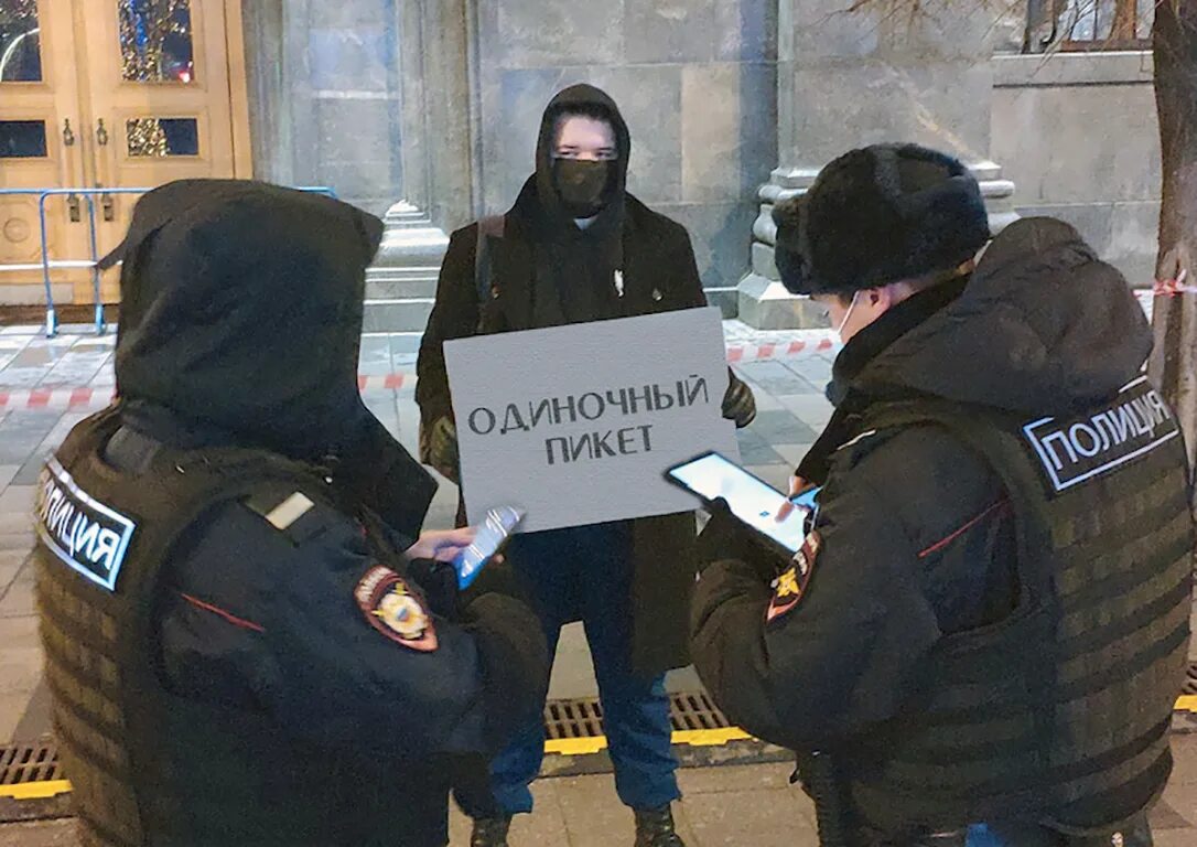 Суд оштрафовал. Полиция на море. За одиночный пикет выписали штраф. Молча одобрял пикетчиков. Дискредитация армии дела