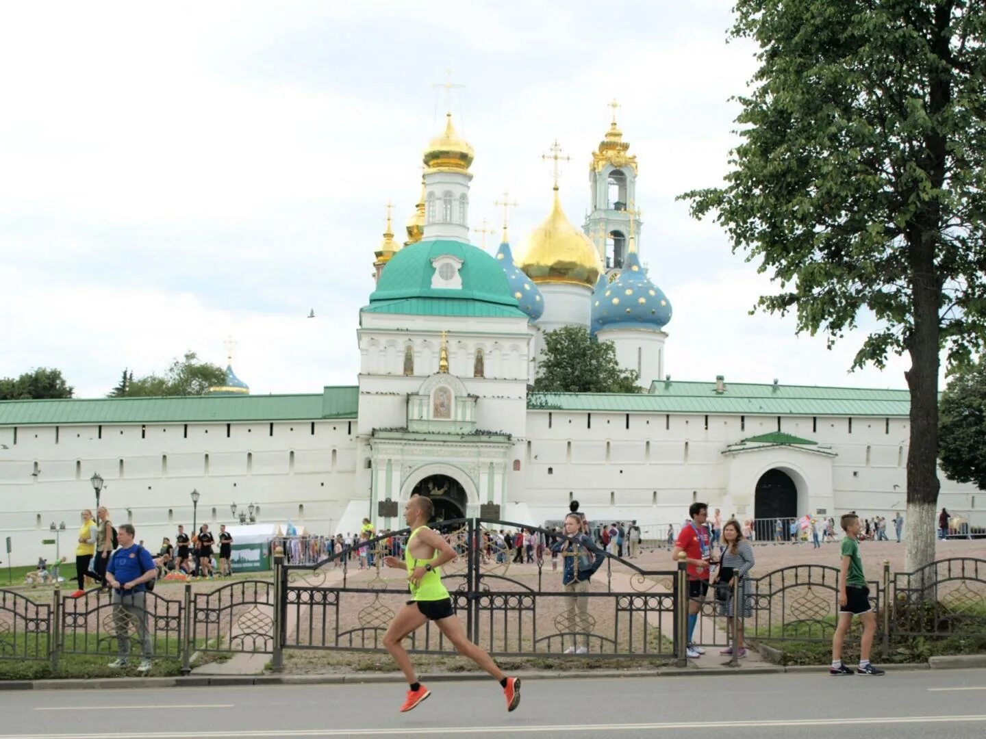 Сергиев Посад туристы. Путь в Троице Сергиеву Лавру. Мостик Сергиев Посад Лавра. Досуг сергиевом посаде