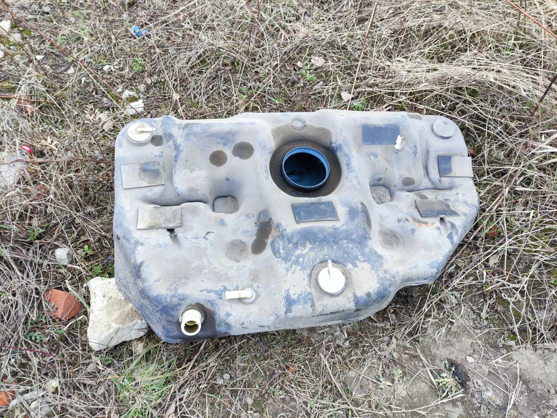 Ниссан альмера топливный бак 2001г. Ёмкость бака ниссан альмера n16. Ниссан альмера топливный бак 2001г. Топливный бак ниссан альмера классик. Бензобак на ниссан альмера н16.