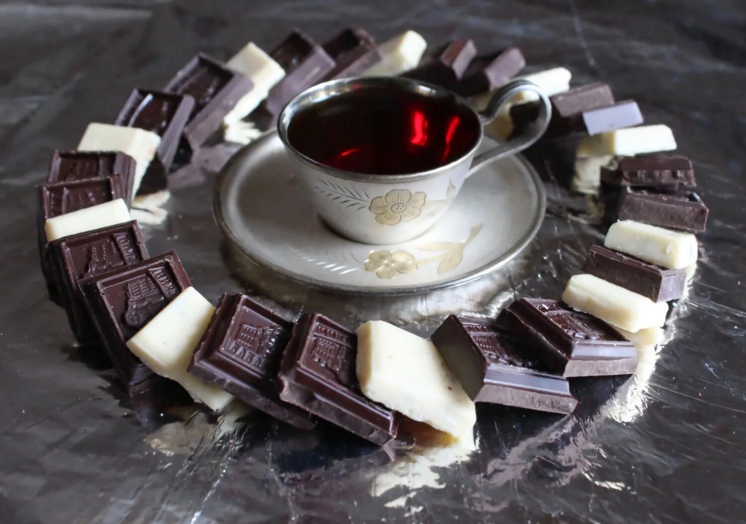 чай со сладостями. чай с конфетами. чашка чая с шоколадкой. шоколадные конфеты к чаю. шоколад с чаем.