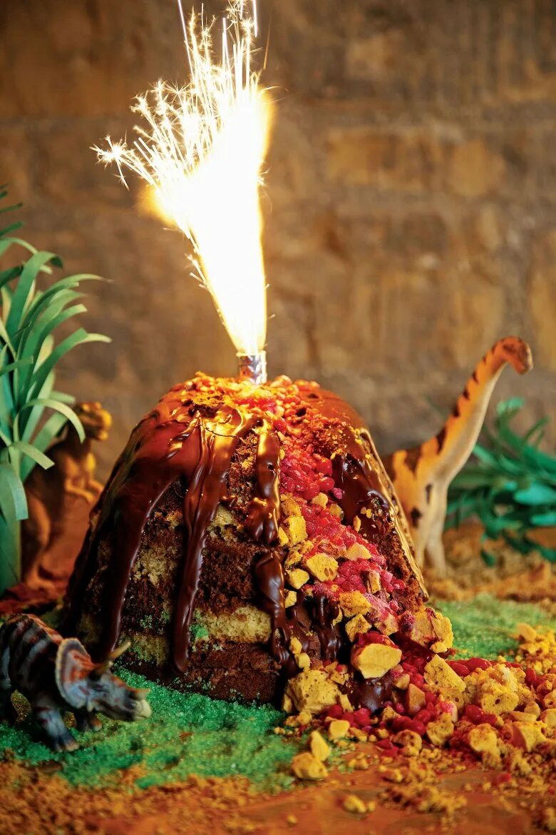 Торт огонь. Торт в виде вулкана с лавой. Горящий торт как сделать. Горящий торт. Свадебный торт с огнями.