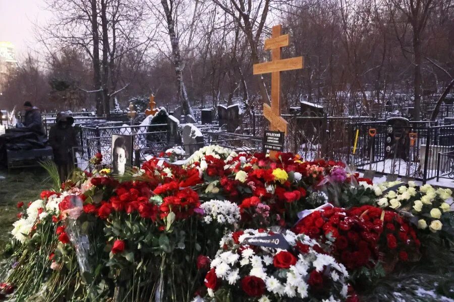 Что случилось с александрой пахмутовым. Ваганьковское кладбище Градский. Градский похоронен на Ваганьковском кладбище.
