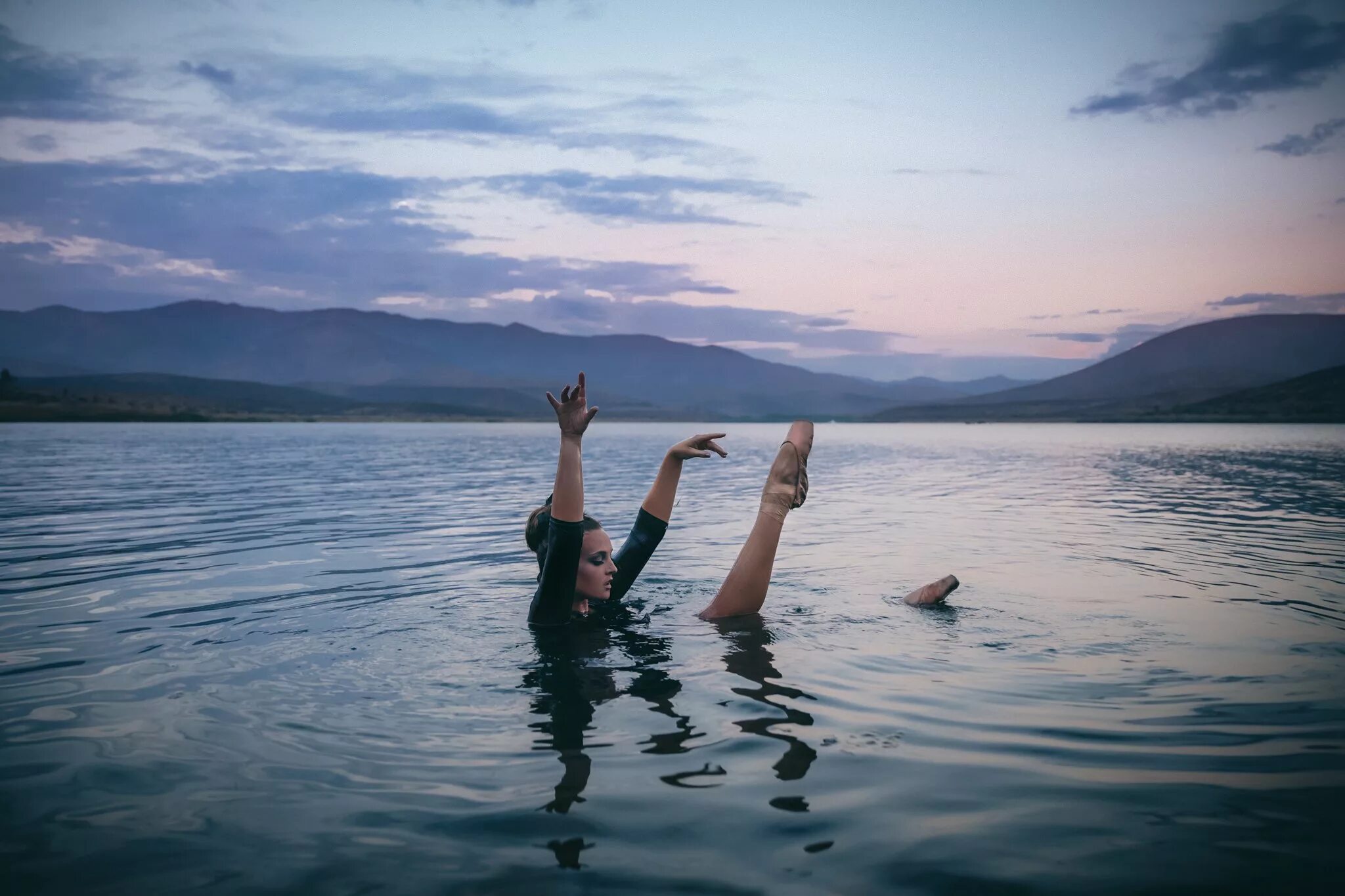 Танцы на берегу песня. Танец с водой. Водные танцы. Танец с водой девушка. Танцует на воде.