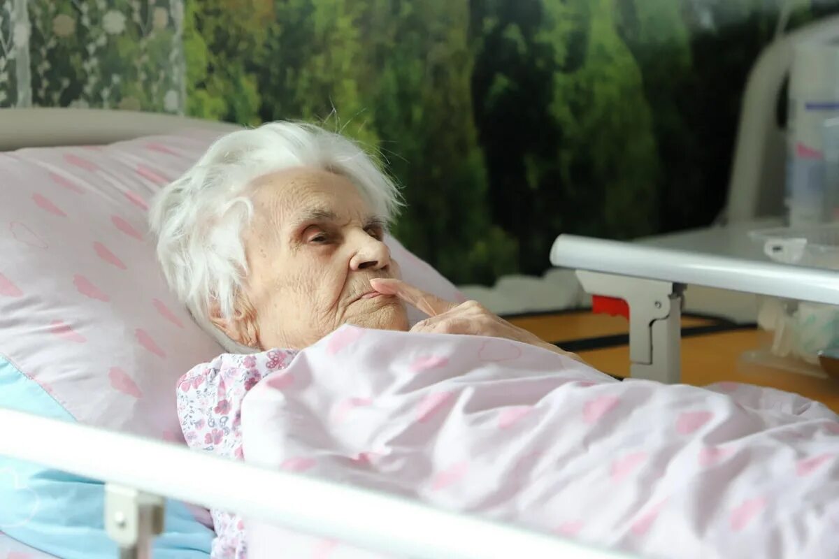 Бабушка с деменцией. Лежачая больная бабушка.