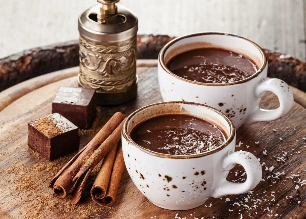 Горячий шоколад напиток. Горячий шоколад hot Chocolate. Чашка какао. Кофе и шоколад. Кофе с сахаром можно в пост