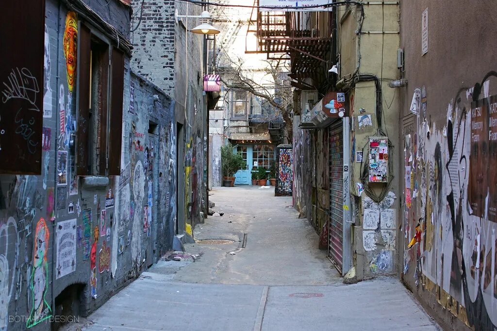 Нью-йорк улица подворотня. Alley на русском. Back alley. Alley на русском. Улицы нью йорка переулки.