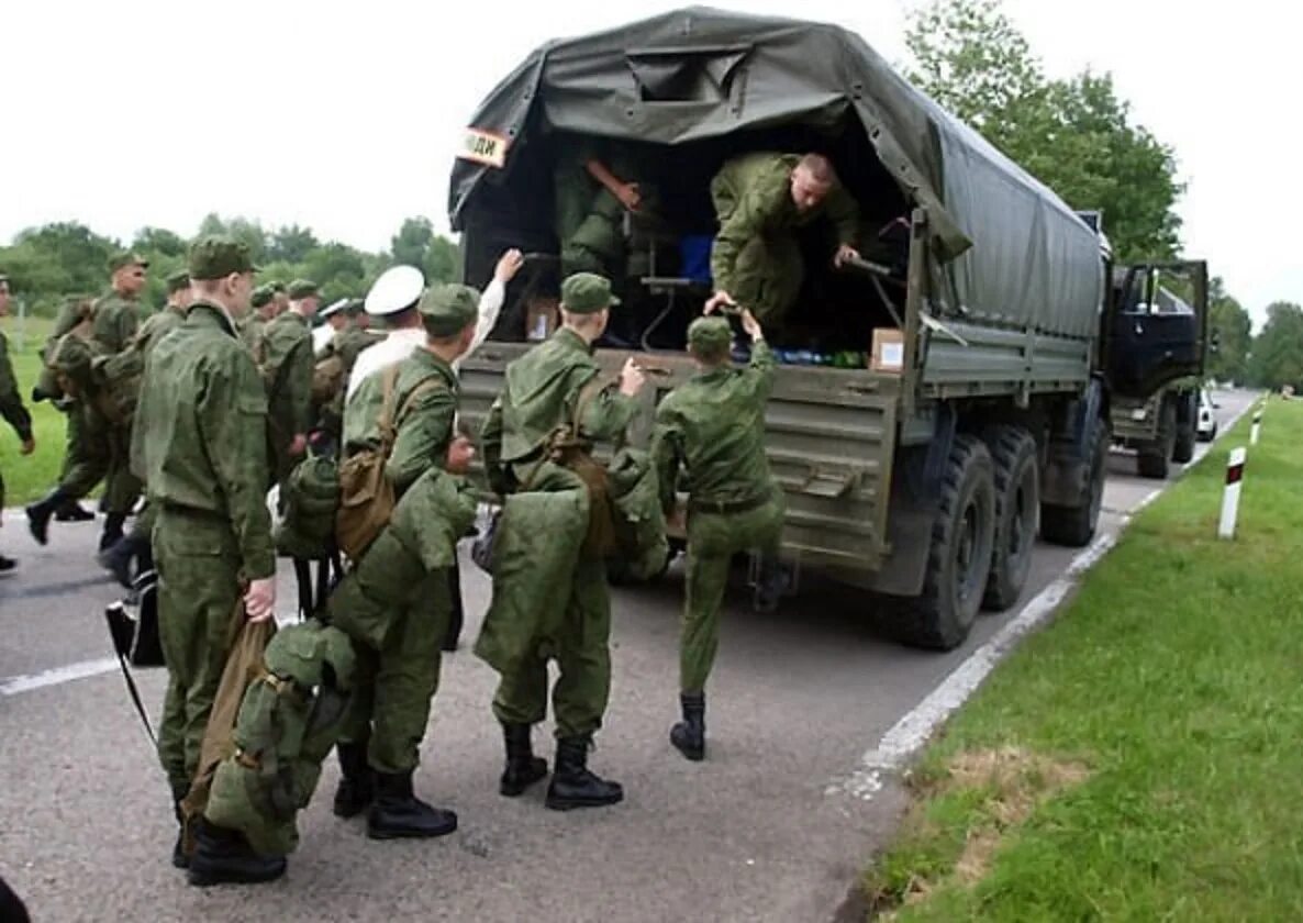 Где груз военных. Солдаты в грузовике. Военный КАМАЗ С солдатами. Машина для призывников. Транспортные войска.