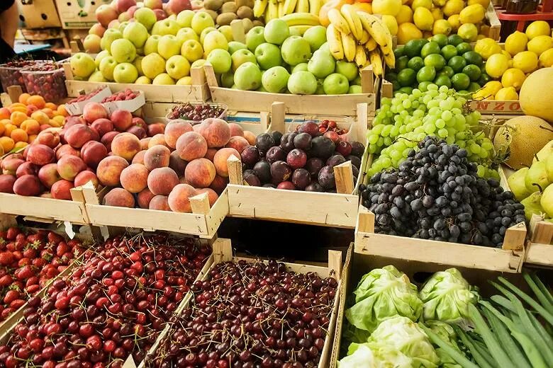 Товар молдова. Экспорт фруктов в Молдову. Фрукты на рынке. Фрукты на базаре. Овощи и фрукты.