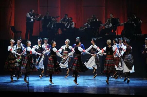 Сербский танец. Коло сербский танец. Болгары, сербы, хорваты, словенцы, македонцы, черногорцы. Сербский ансамбль коло. Народный танец сербии.