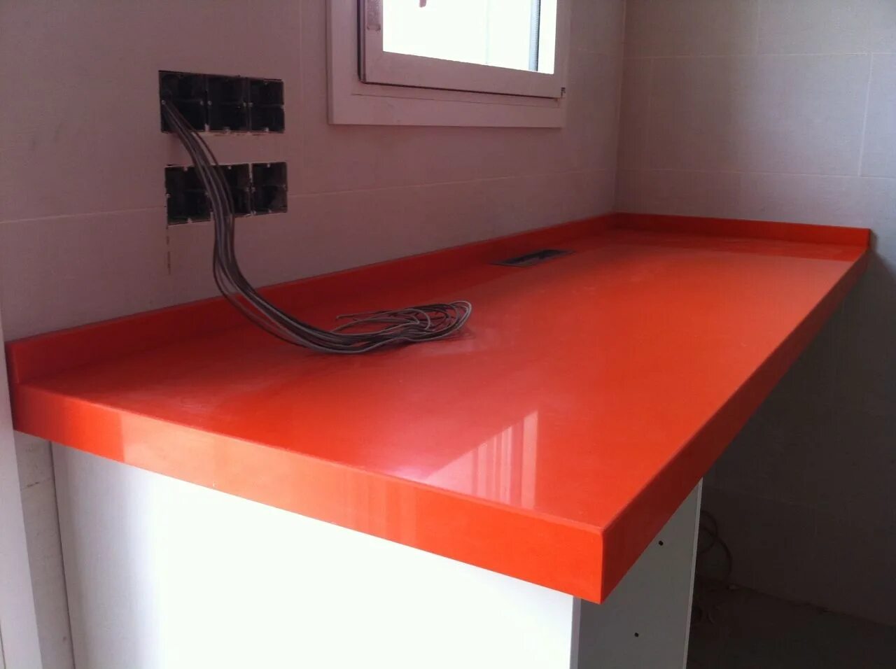 Кухни оранжевая столешница. Оранжевая столешница для кухни. Стол с оранжевой столешницей. Каменная столешница с оранжевым оттенком. Искусственный камень оранжевый.