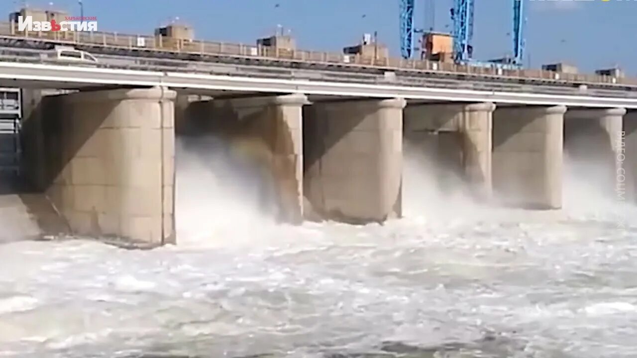 Невдалеке проглядывали остатки то ли плотину то
