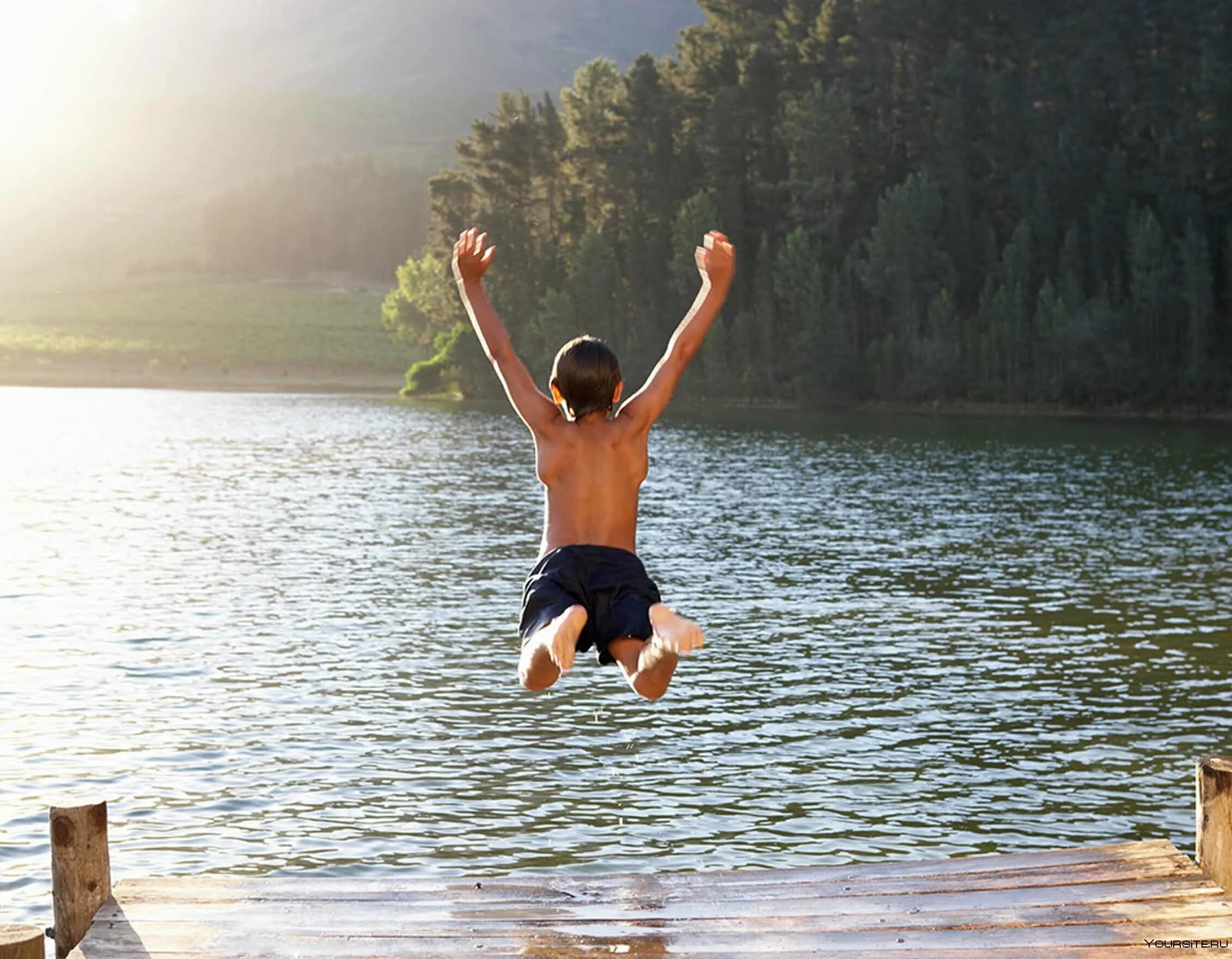 Прыгают в озеро. Дети купаются ВМ озере. Дети прыгают в воду. Купание на речке.