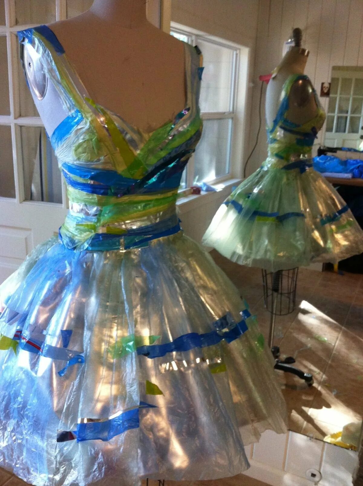 Платье из мусорных пакетов своими руками. Платье из полиэтиленовых пакетов. Платье из подручных материалов.