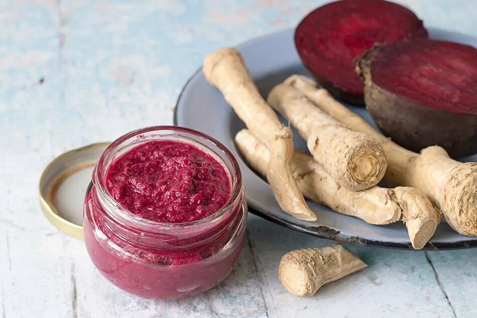 тёртый хрен со свеклой. закуска из хрена. свекольная хреновина. хрен со свеклой. десерт из хрена.