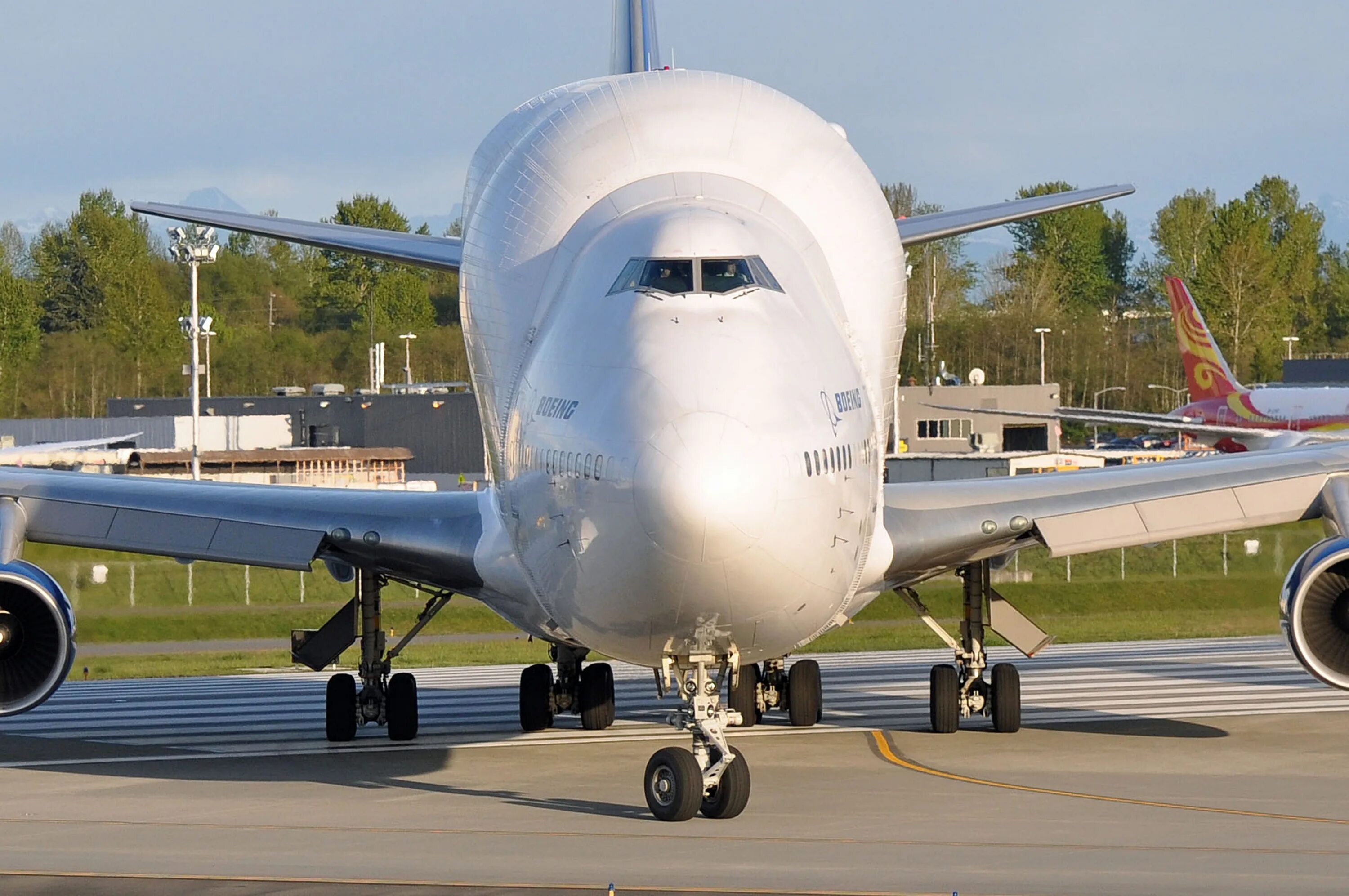 Сколько вес самолет. Boeing 747-4h6(LCF). Самолёт Boeing 747 LCF Dreamlifter. Boeing 747 4 h 6. Вес Боинга 747.