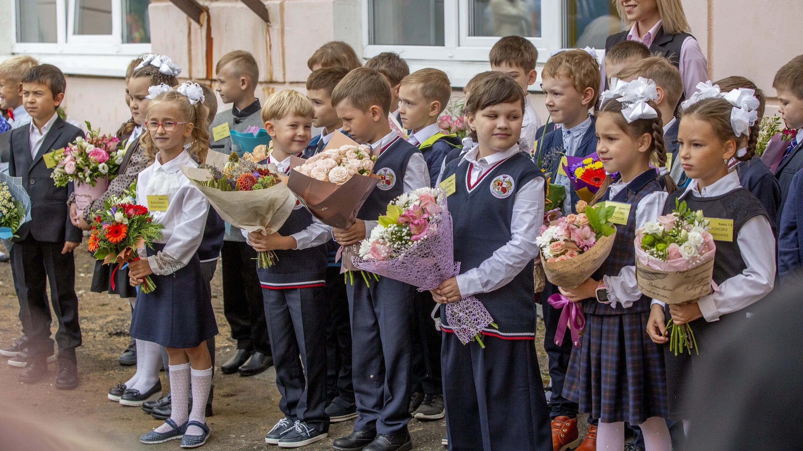 Пойдут ли в школы 1 сентября. Первоклашки. Фото первоклассников. Школьная линейка 1 сентября. 1 Сентября линейка в школе.