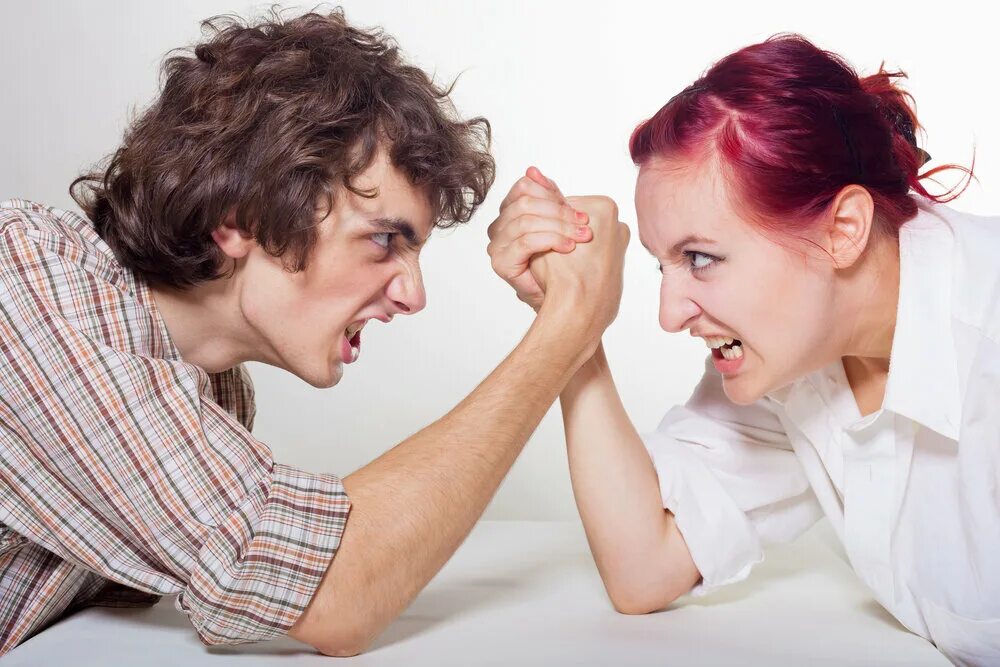 Люди говорящие грубо как бы хотят показать. Супруги в ссоре. Женщина кричит на мужчину. Мужчина и женщина ругаются. Конфликт мужчины и женщины.
