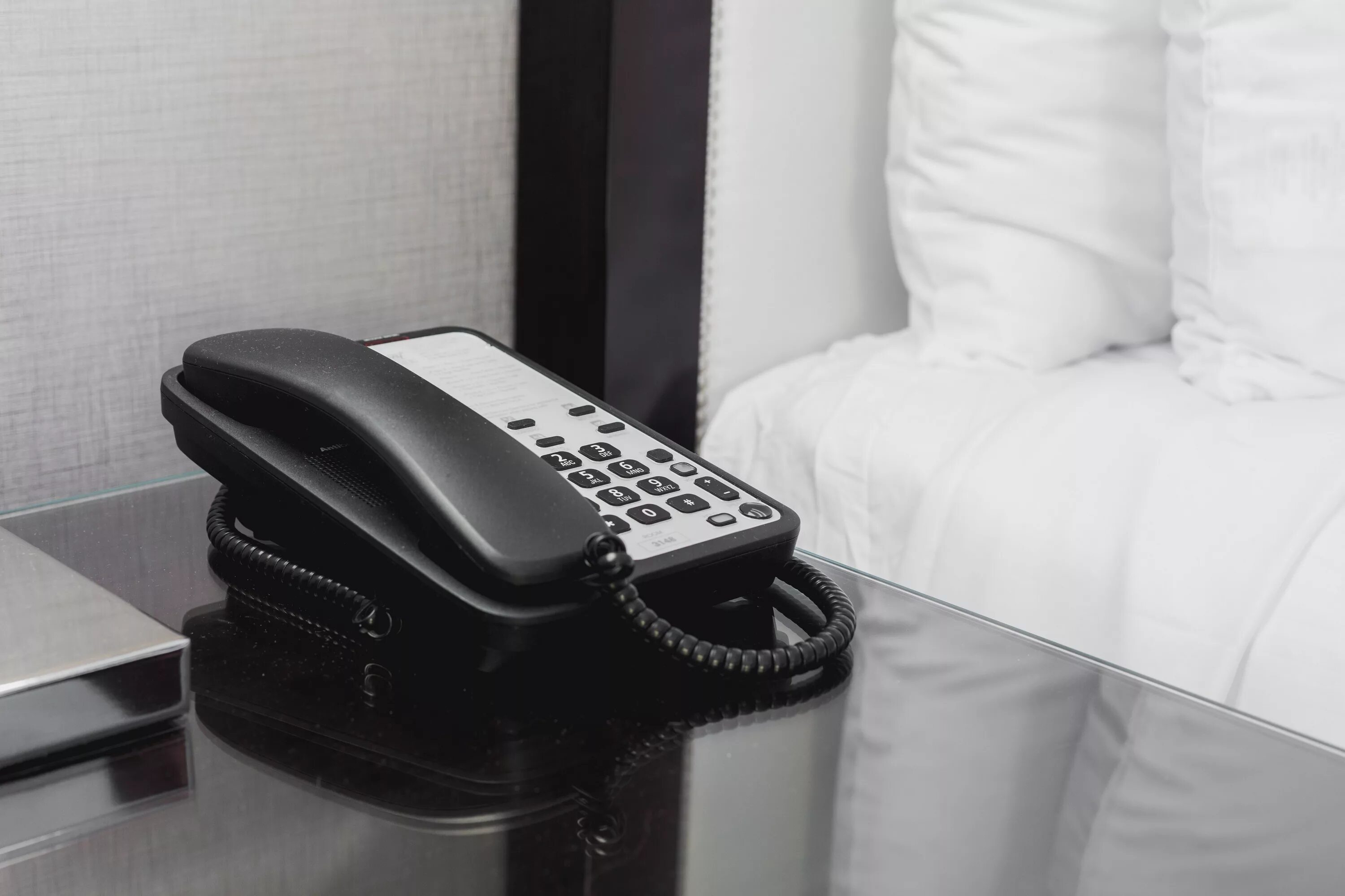 Был телефон и комната была. Телефон в гостинице. Телефон в отеле. Мобильный телефон комната. Telephone Room.