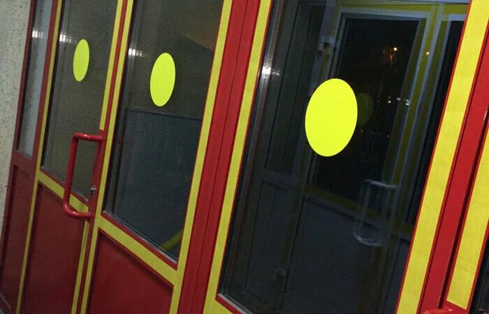 Круги для слабовидящих на дверь. Желтая полоса на двери для слабовидящих. Кружки на дверях для слабовидящих. Желтый круг на двери для слабовидящих.