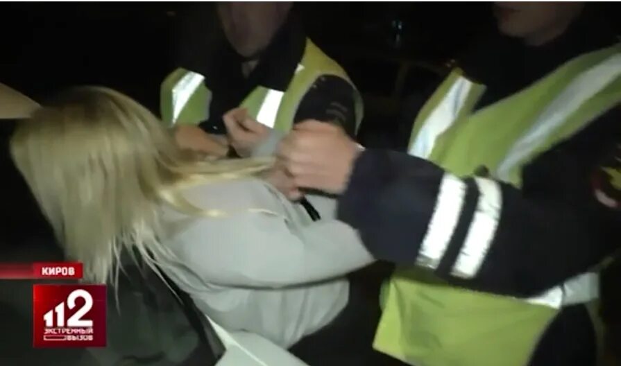 Нападение вместе. Полицейский задерживает девушку. Полиция задержала женщину. Арестована девушка. Задержание женщин полицией.