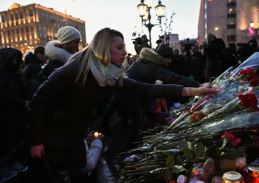 День траура в москве крокус. Траур в России. Траур фото. Траур по погибшим в Кемерово. День траура в России.