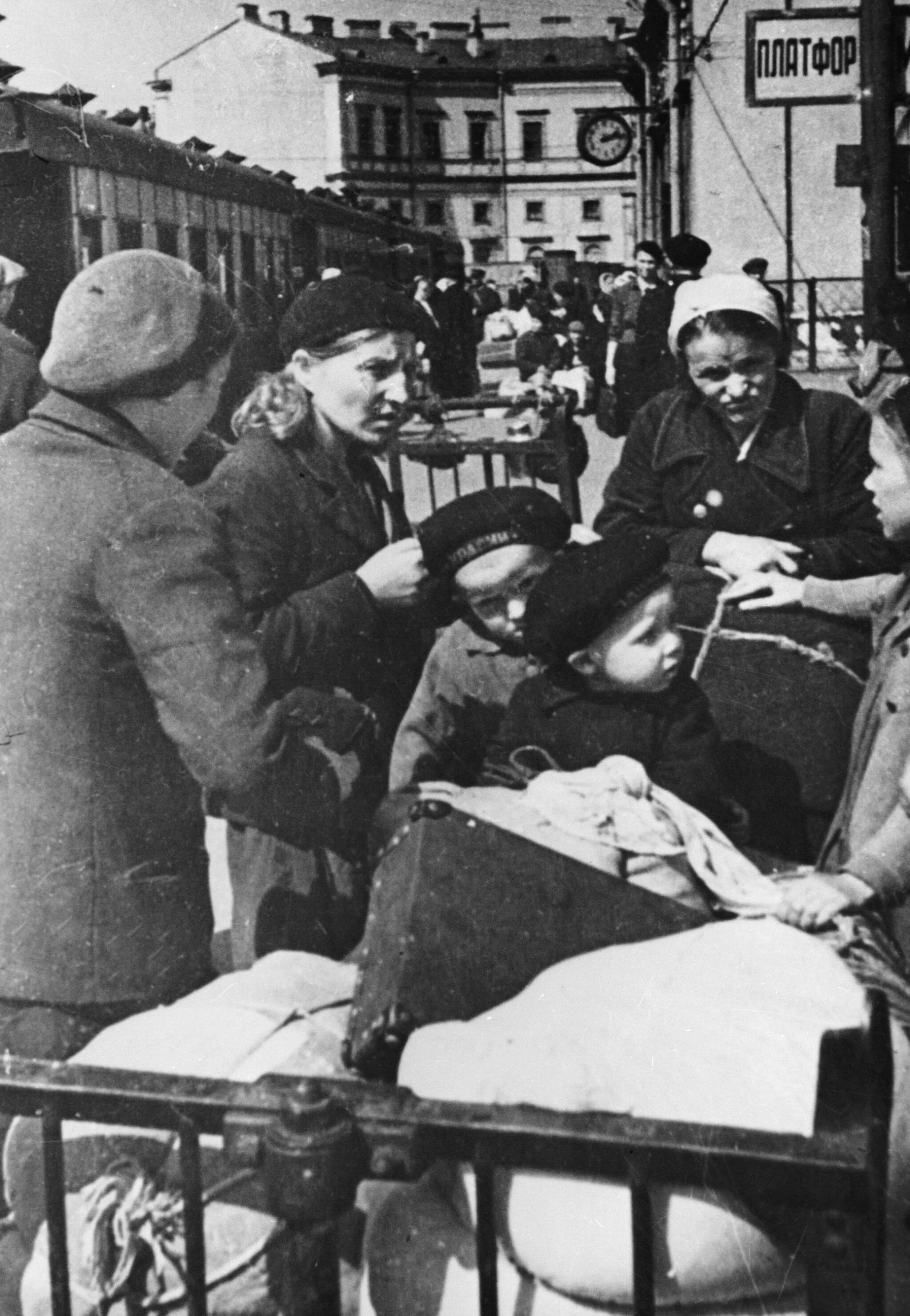 Население блокадного ленинграда. Блокада ленинграда дети 1942. эвакуация из блокадного ленинграда 1942. жители блокадного ленинграда декабрь 1941 года. эвакуированы из ленинграда 1942г.