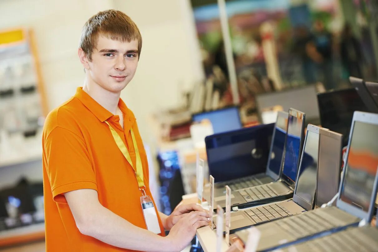 Продавец 11 года. Продавец консультант мужчина. продавец компьютерного магазина. менеджер магазина. парень консультант в магазине.