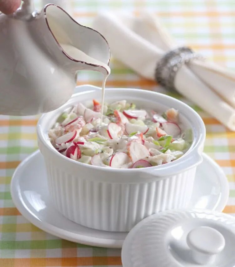 Окрошка с крабом. Окрошка. салат окрошка. окрошка с крабовым мясом. розовая окрошка.