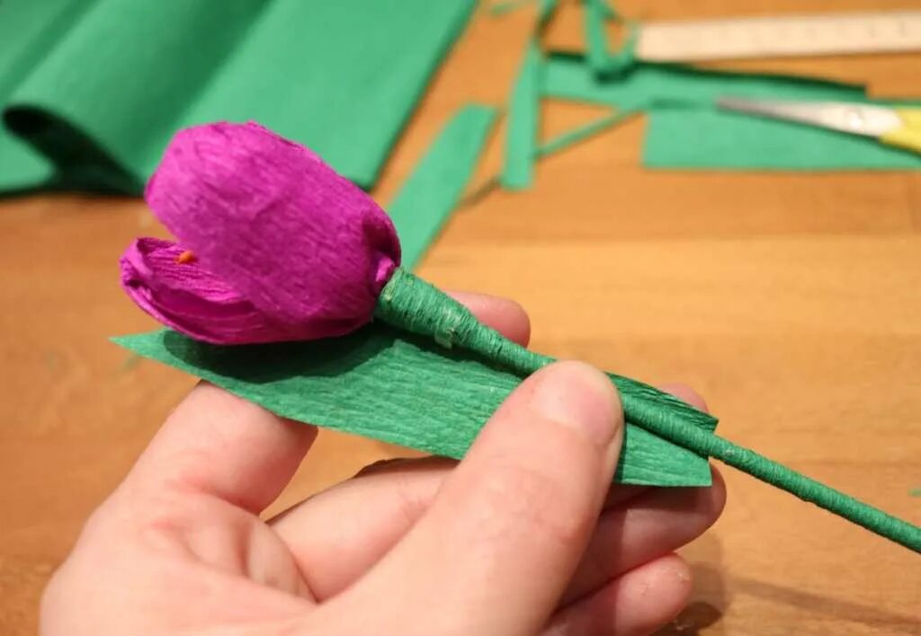 Цветок крокуса оригами видео. Цветы из гофрированной бумаги. Цветы из гофробумаги. Поделки из креповой бумаги.