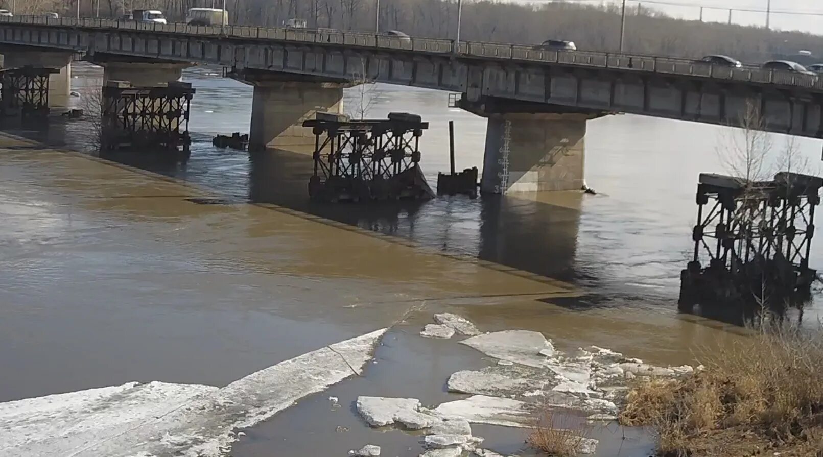 Уровень рек в новокузнецке веб. Томь Новокузнецк ледоход. Река Томь Новокузнецк. Томь Новокузнецк паводок. Река Томь ледоход 2022 Новокузнецк.