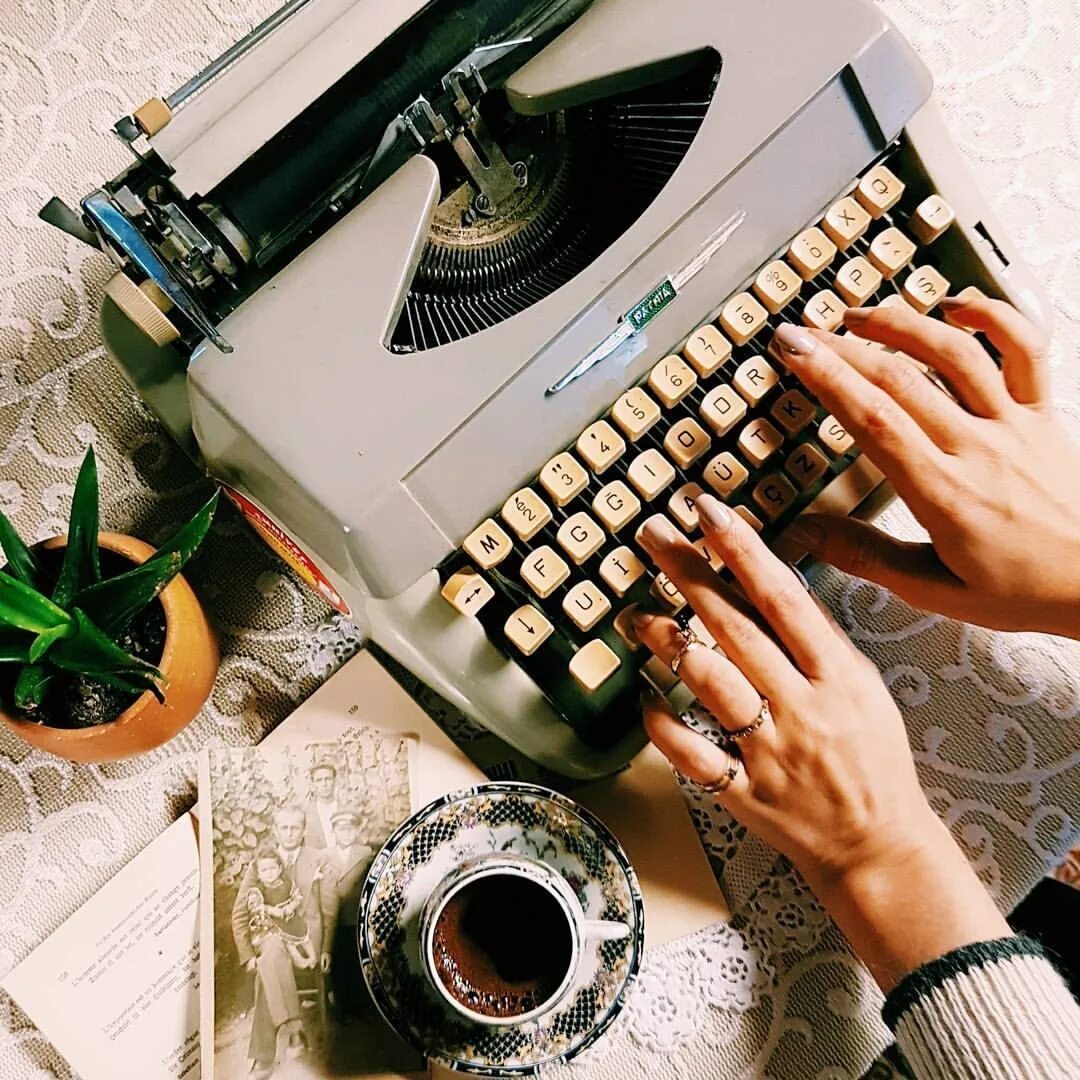 Редактор текста человек. Редактор профессия. журналист редактор. книжный редактор. рабочее место журналиста.