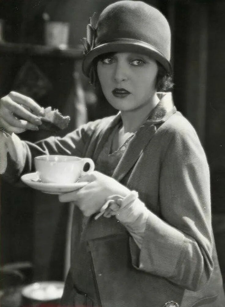 Мир полон соблазна. Кругом весь день одни соблазны конфеты сдоба мужики. Марион Дэвис в 1920е. В восемнадцать лет закатываешь глаза. Мэрион Чейз.