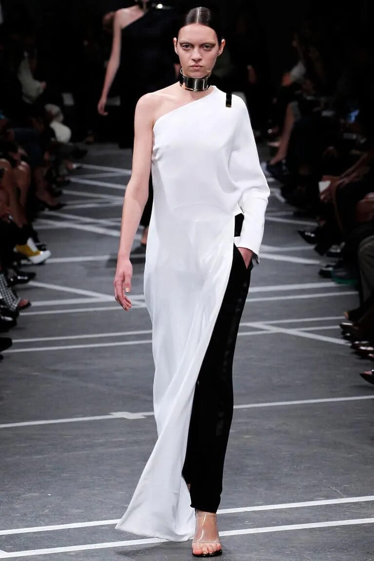 Платья в черном белом цвете. Платье Givenchy Spring 2013 Runway. Givenchy 2013 SS. Модели Givenchy 2022. Платья живанши 2022.