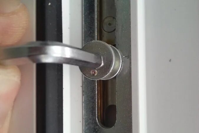 Регулировка эксцентриков пластиковых. Зимний режим эксцентриков. Регулировка эксцентриков пластиковых. Как регулировать цапфы на зимний режим. Эксцентрик на пластиковом окне зима лето.