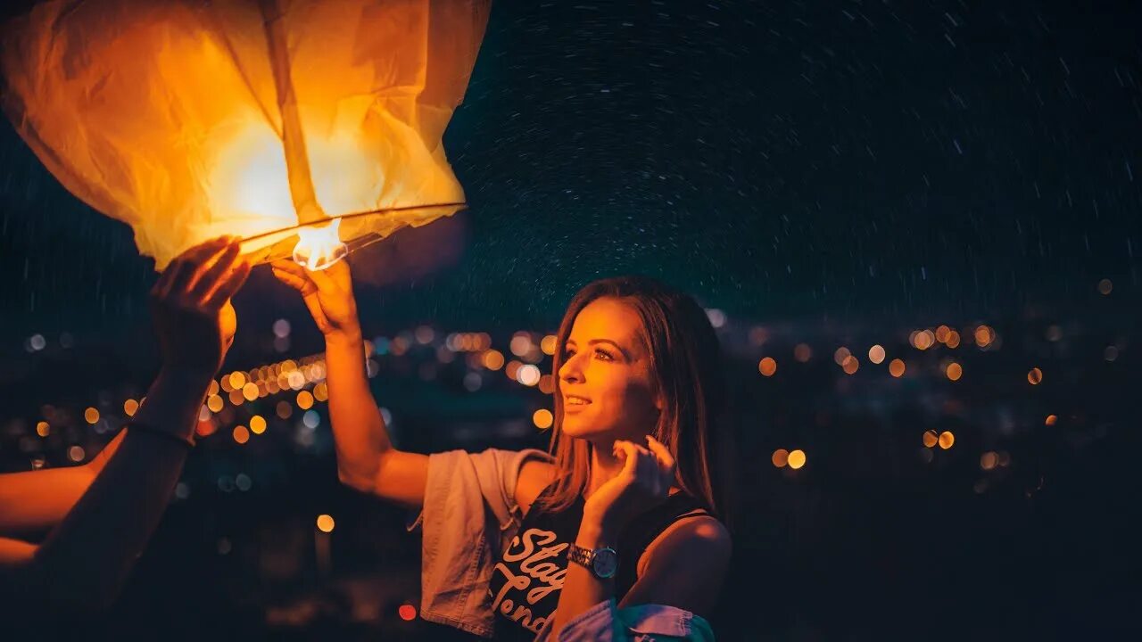 Женщина у камина с бокалом. Девушка с фонариком в лесу. Романтическое свидание. Он сделал этот вечер. Девушка с фонариком.