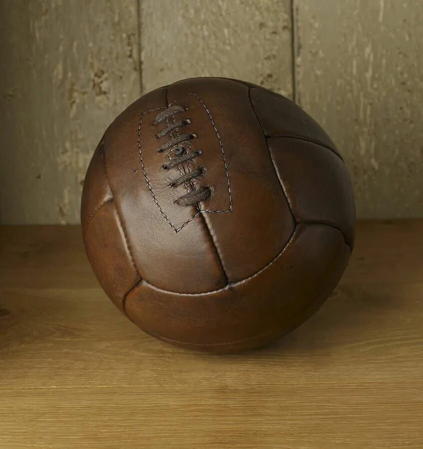 Первый мяч в футболе. Кожаный футбольный мяч. Старый футбольный мяч. Старинный мяч. Футбольный мяч со шнуровкой.