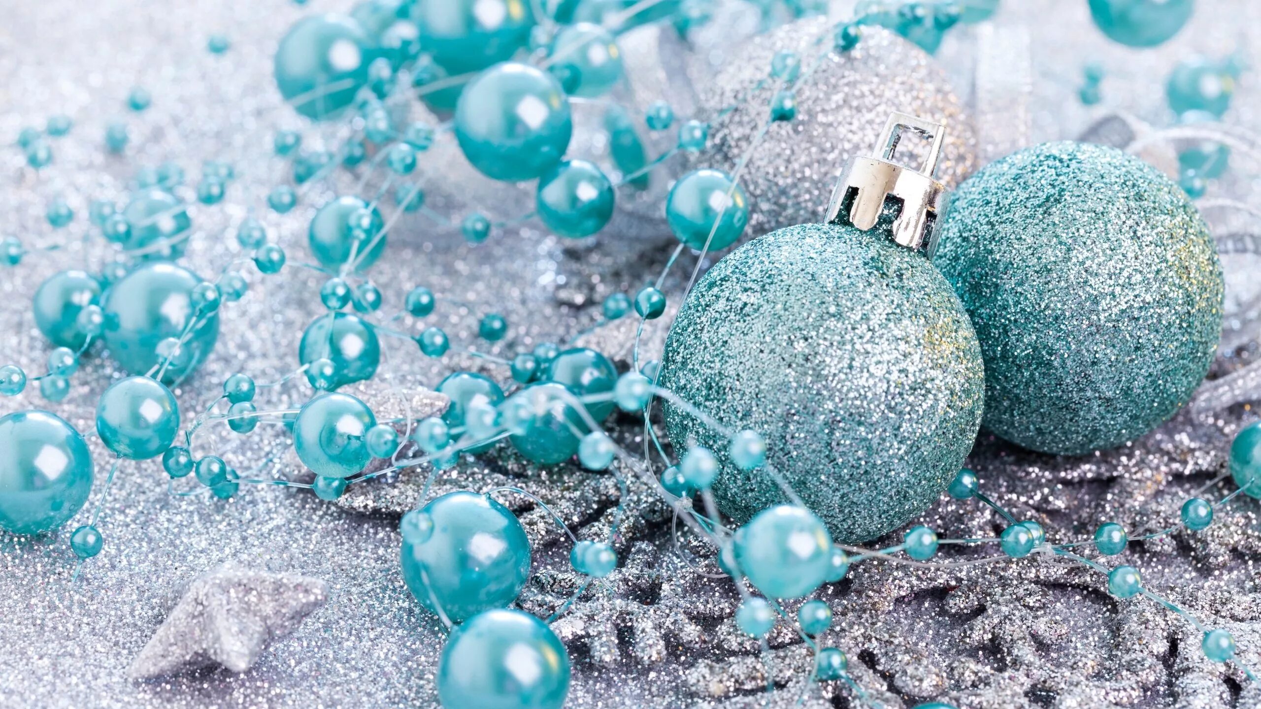 новогодние игрушки голубые. синий новогодний фон. новогодний шар (синий). бирюзовые новогодние шары. красивые новогодние игрушки.