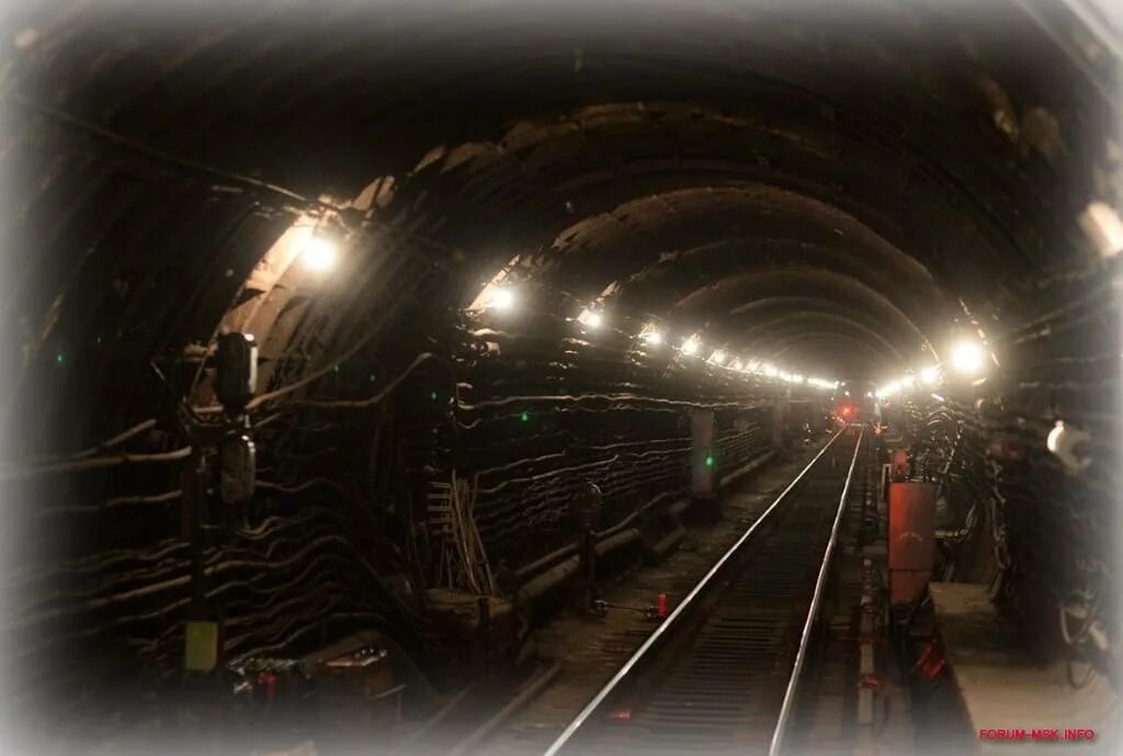 Почему поезд останавливается. Обрушение тоннеля метро. Пешком по тоннелю метро. Обрушается тоннель метрополитена. Метро не в тоннеле.
