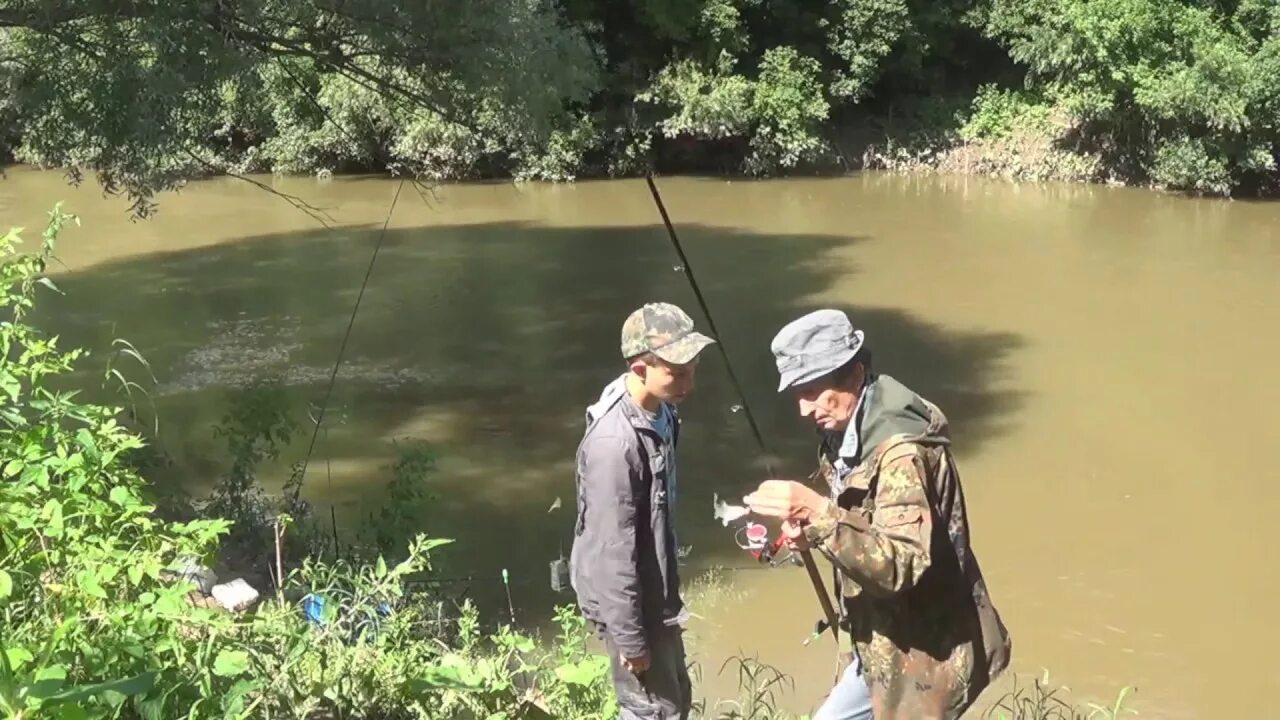 Рыбалка в мутной воде. Ловить рыбу в мутной воде. Рыбалка весной в мутной воде на речке. Ловля в каламутной воде.