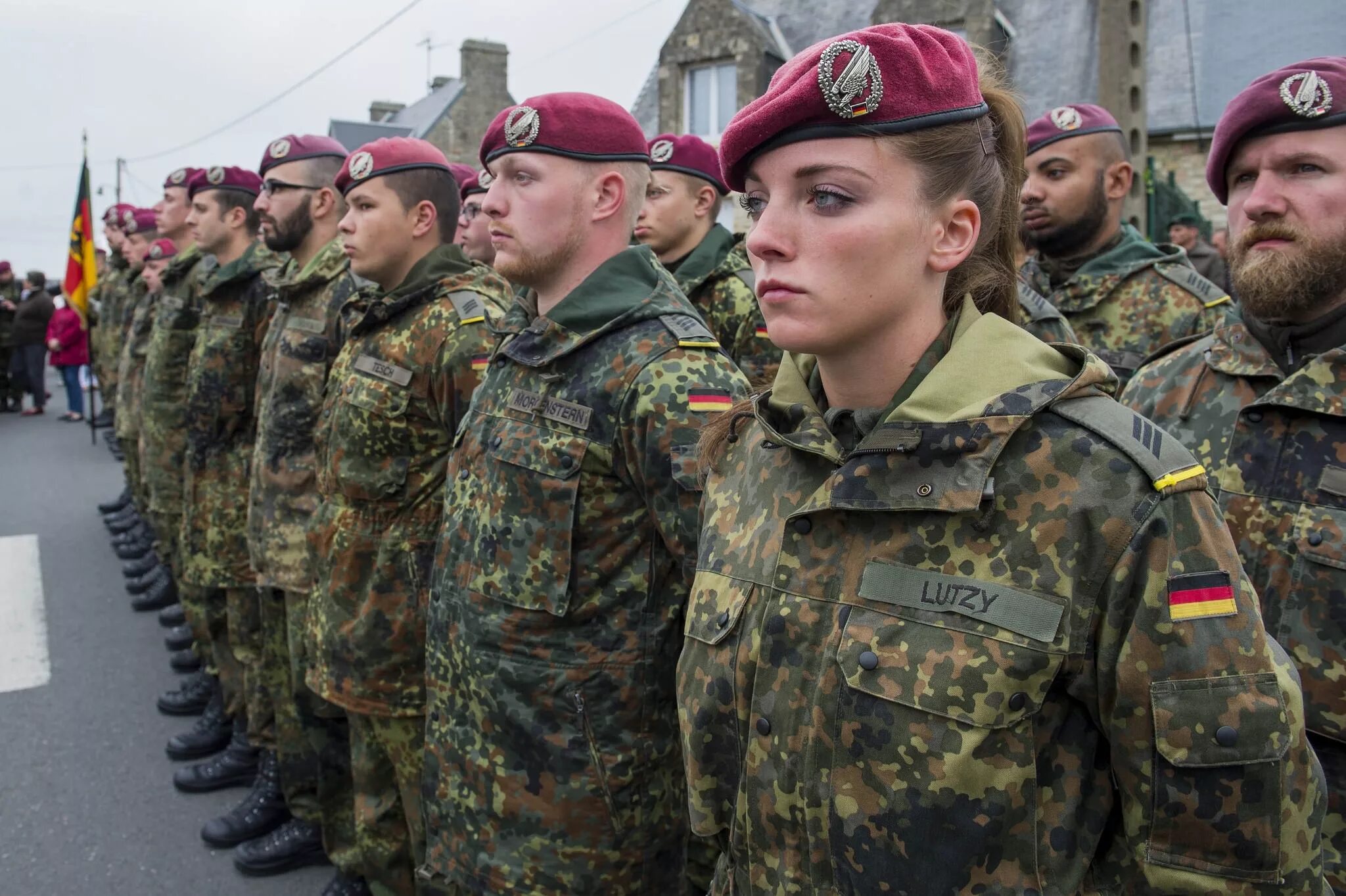 Бундесвер военные. Армия Бундесвера ФРГ. Германская армия Бундесвер. Форма армии Бундесвера 2020. Форма Бундесвера ФРГ.