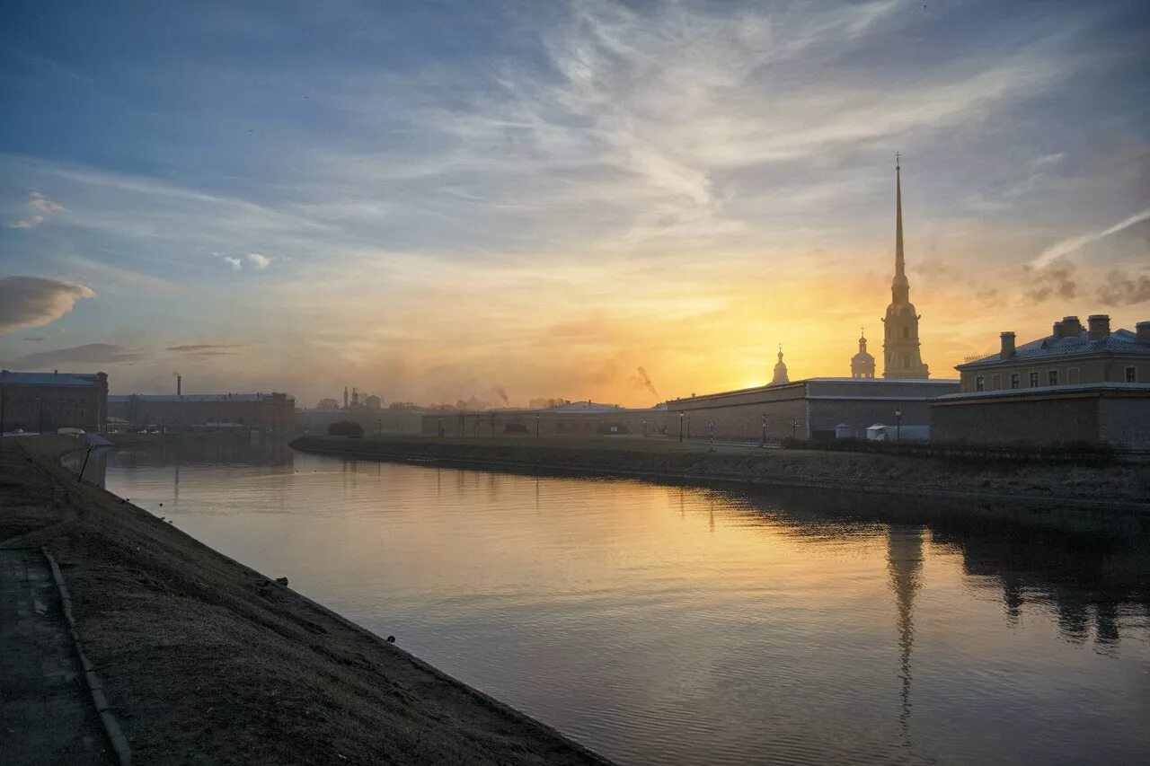 Утренний санкт петербург. Санкт-Петербург рассвет. Петропавловка СПБ ветер. Рассвет в СПБ В белые ночи. Утренний Питер.