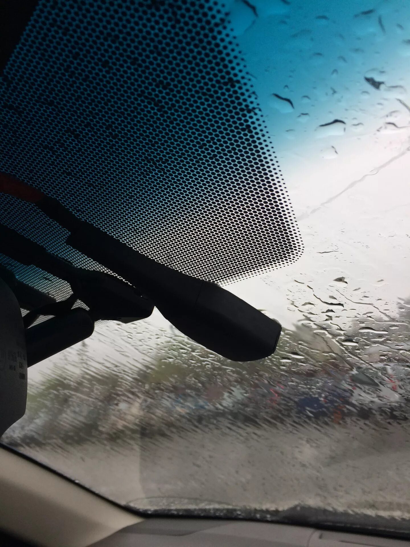 Дождь после замены лобового. Датчик дождя на лобовом стекле Ауди а 1. Датчик дождя на китайский rav4. Датчик дождя ВАЗ 2107.